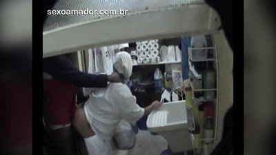 डिलीवरी के बीच रेस्टोरेंट में सफाई करने वाली महिला के साथ मोटोबॉय ने किया सेक्स